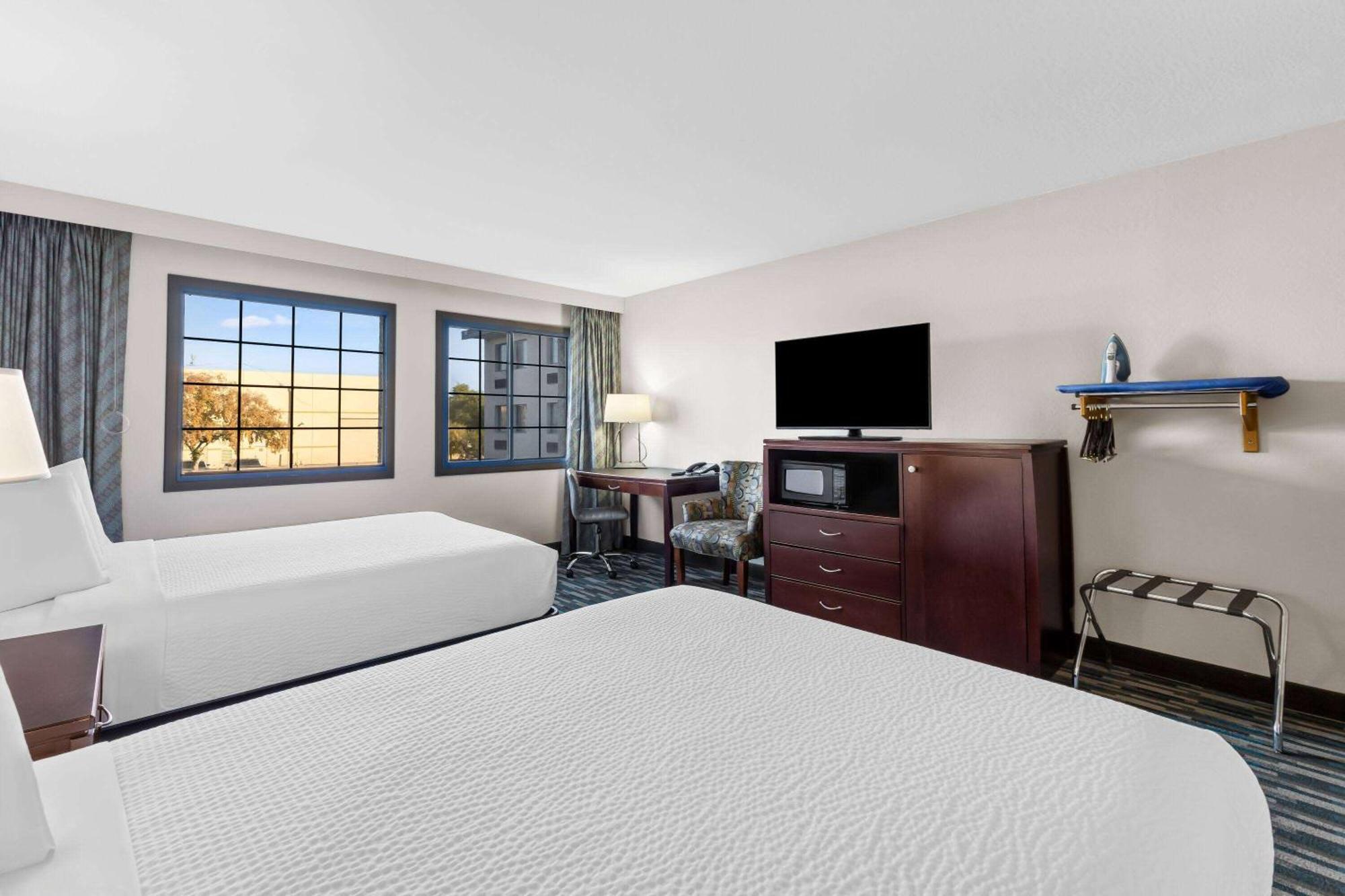 Days Inn & Suites By Wyndham Mesa Near Phoenix Екстериор снимка