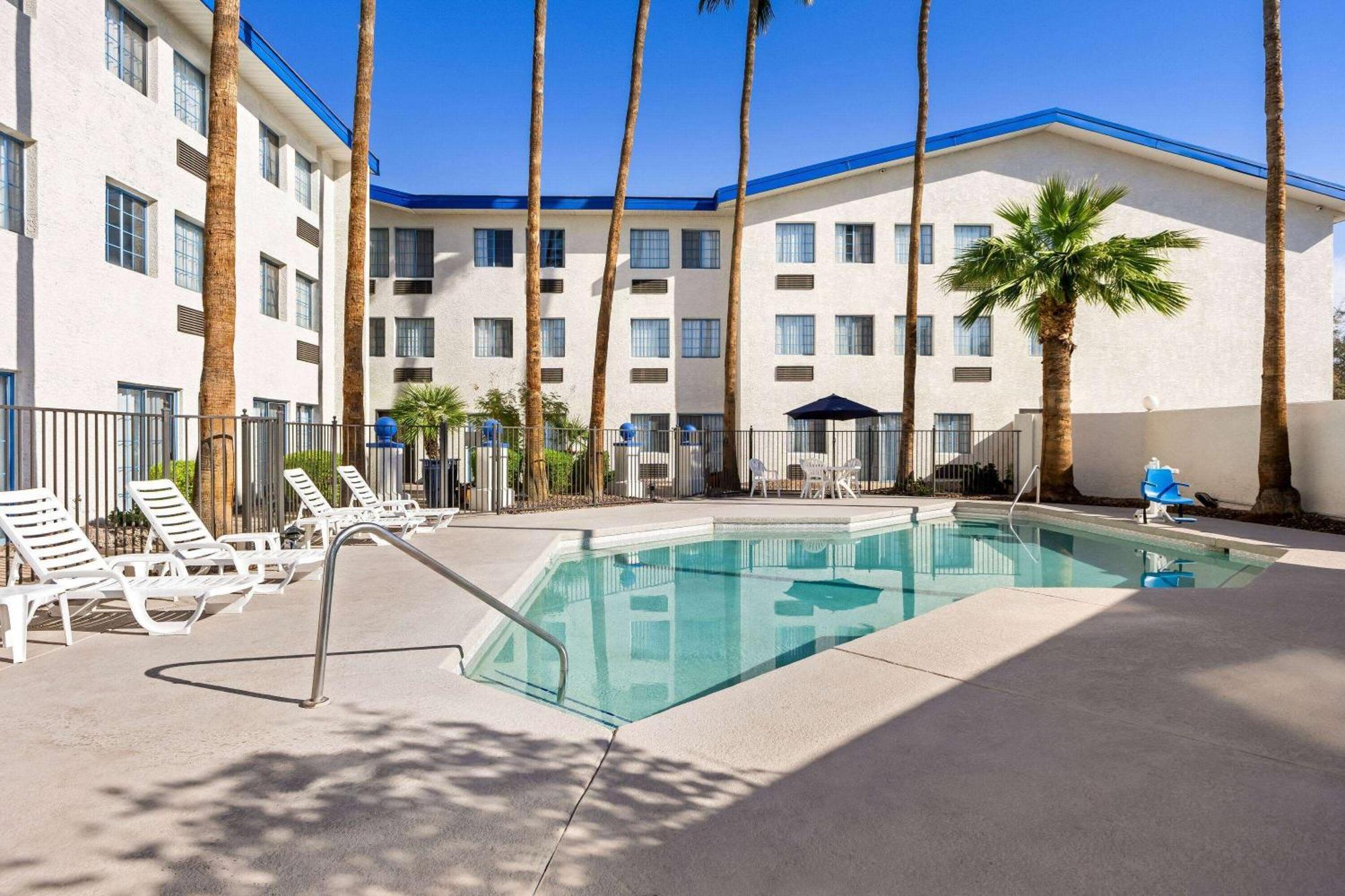 Days Inn & Suites By Wyndham Mesa Near Phoenix Екстериор снимка