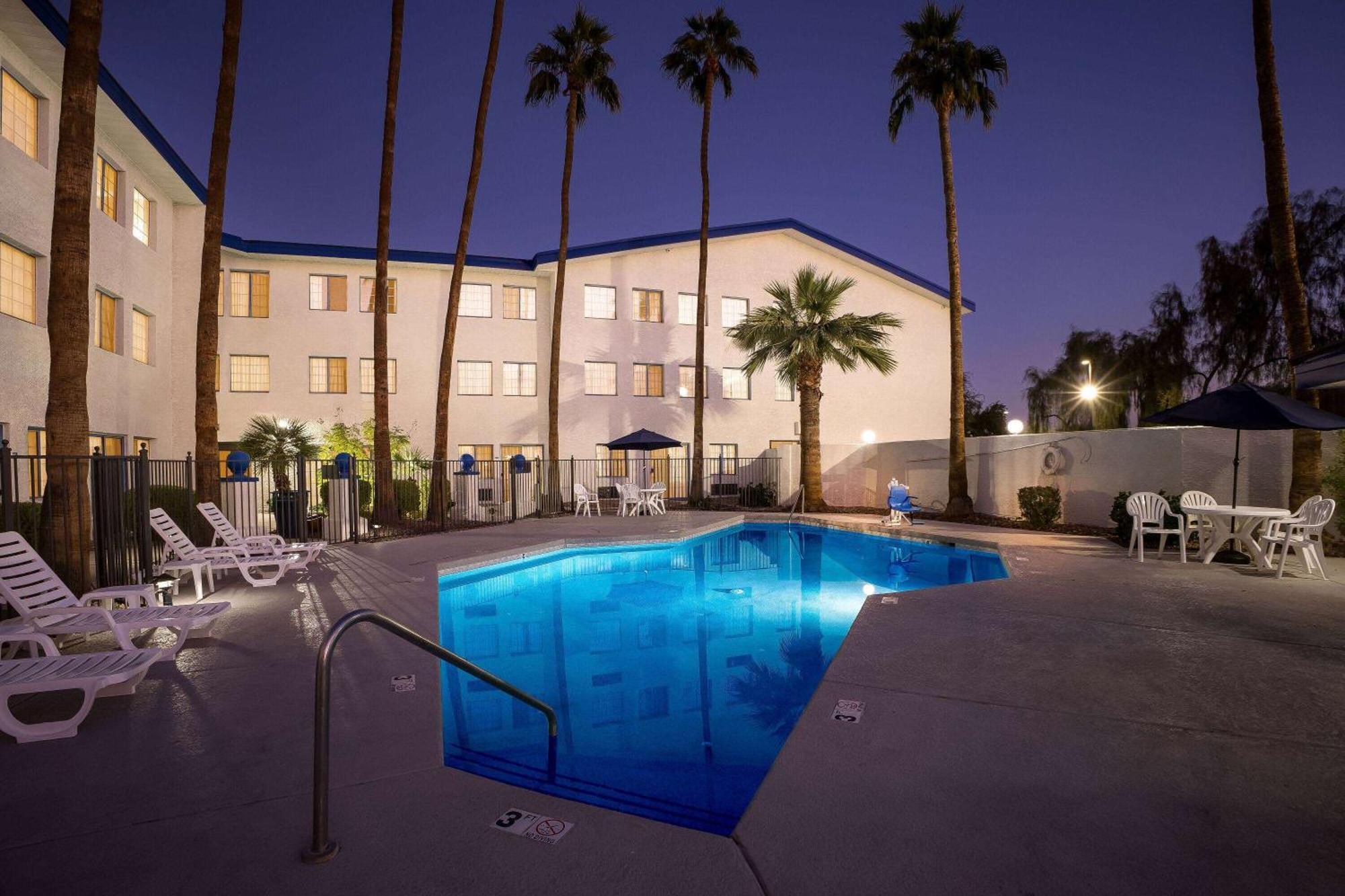 Days Inn & Suites By Wyndham Mesa Near Phoenix Екстериор снимка