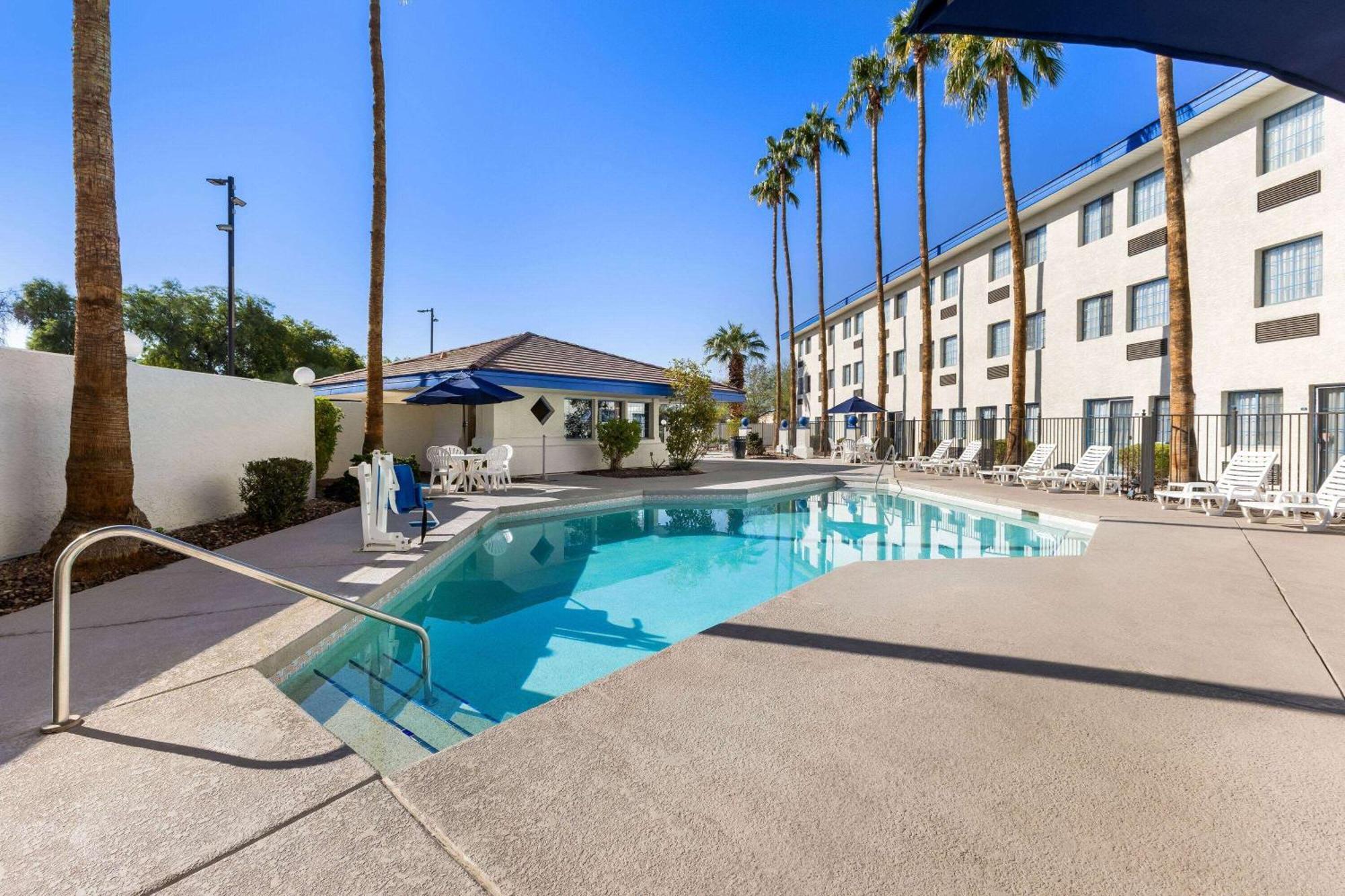 Days Inn & Suites By Wyndham Mesa Near Phoenix Екстериор снимка